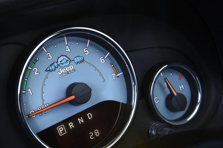  Jeep Wrangler Unlimited Arctic 2012 года  (фото 21 из 35)
